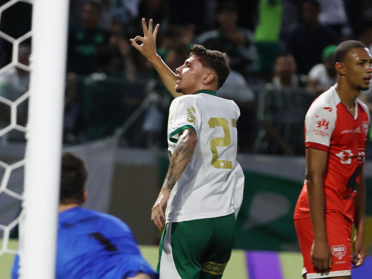 Zagueiros do Audax observam comemoração de atacante do Palmeiras na goleada sofrida por 4 a 0