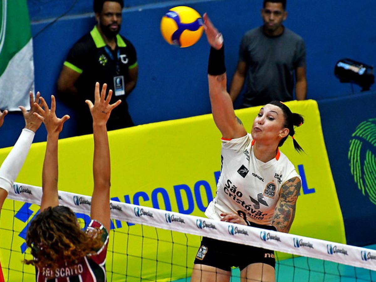 Tifanny encara o bloqueio do Fluminense, que derrotou o Osasco, e empurrou a equipe paulista para a 5ª colocação na Superliga