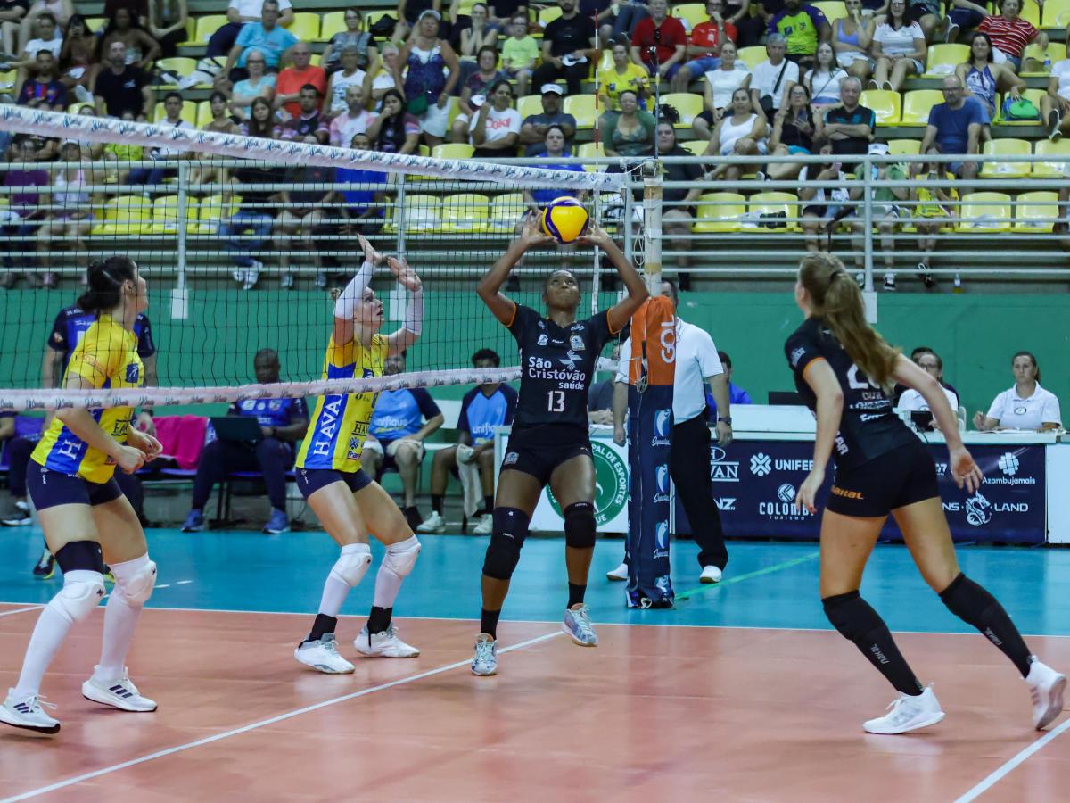Kenya Malachias (camisa 13) arma a equipe do Osasco diante do lanterna Brusque, em duelo válido pela Superliga