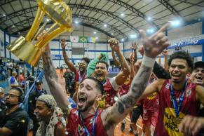 Campeão da Liga Ouro, Basket Osasco desfila em carro aberto na cidade nesta terça-feira