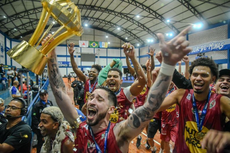 Campeão da Liga Ouro, Basket Osasco desfila em carro aberto na cidade nesta terça-feira